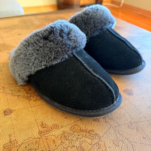 Elegant Black Fuzzy Slippers for Women - Picture 2 of 8